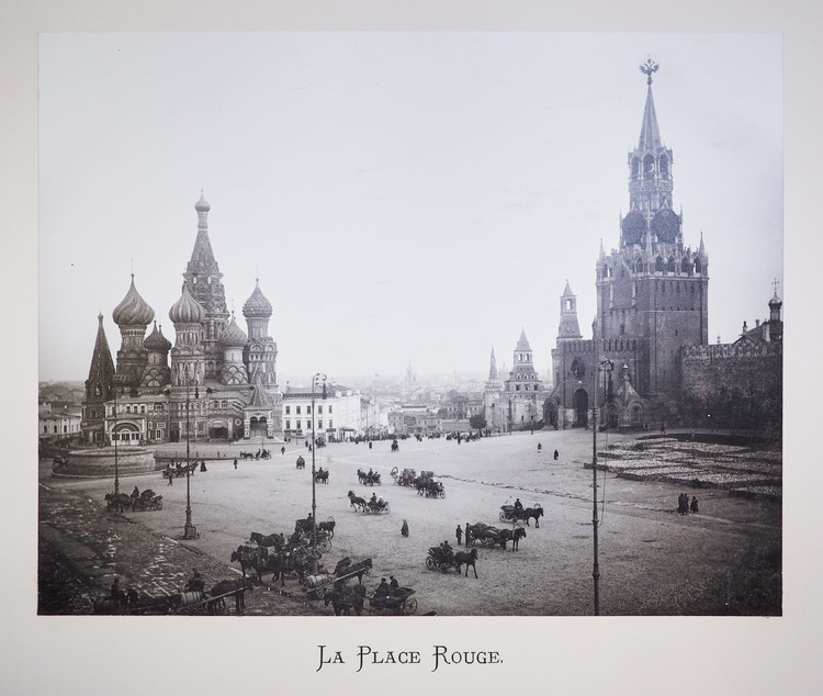 Альбом с фотографиями московских достопримечательностей
